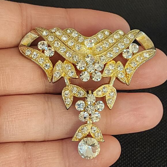 None and/or Unknown Jewelry - Vintage Rhinestone Scarf Slide Holder Gold Tone Clear Crystal Dangle Art Deco 2”